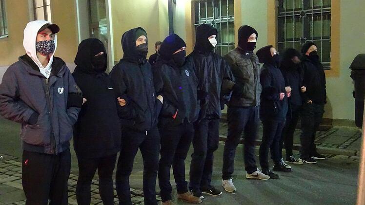Antifa-Mitglieder "sperren" eine Gasse.