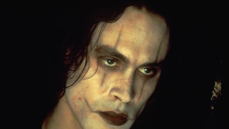 Brandon Lee starb mit nur 28 Jahren: Bis heute glauben viele nicht an einen Unfall am Filmset, sondern vermuten einen Racheakt der chinesischen Mafia.