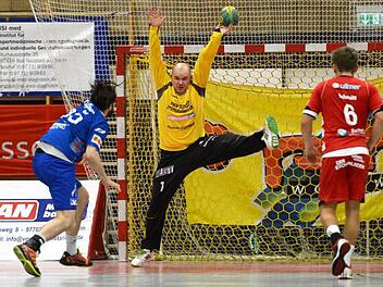 Siebenmeter pariert: HSC-Keeper Rostislav Badura in Aktion. Foto: Anders