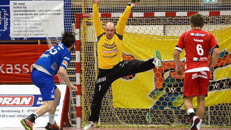 Siebenmeter pariert: HSC-Keeper Rostislav Badura in Aktion. Foto: Anders