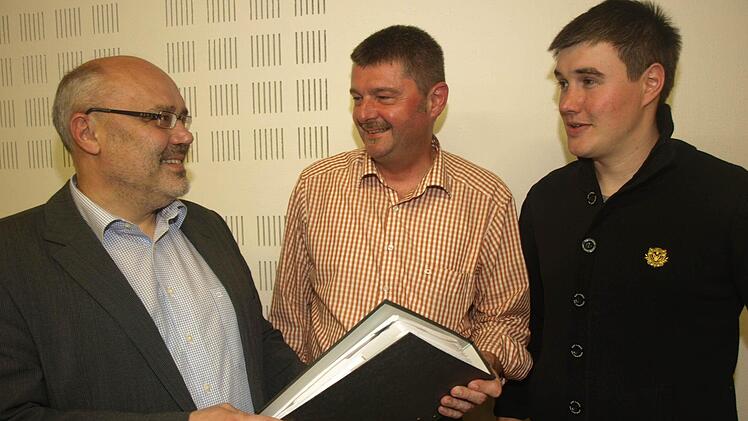 Franz Kuhn (l.) gab das Amt als Vorsitzender an seinen bisherigen Stellvertreter Stefan Hildner (Mitte) ab. Vize ist Hubert Kuhn.