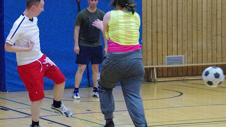 Auch am Freitag spielten die Teilnehmer wieder eine Runde Hallenfußball - ohne Alters- oder Geschlechtergrenzen, dafür aber mit sehr viel Spaß am Miteinander.