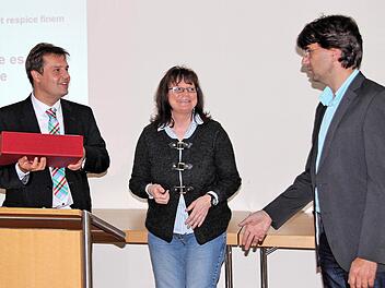 Oliver Wirthmann (links), Geschäftsführer des Kuratoriums Deutsche Bestattungskultur e.V., sprach im Münnerstädter Bestatter-Zentrum über den Wandel der Bestattungskultur. In der Mitte Ute Schmidt, Vorsitzende der Frauengruppe des Verbandes für landwirtschaftliche Fachbildung im Kreis Rhön-Grabfeld, rechts der Kreisvorsitzende Ludwig Geis. Foto: Dieter Britz