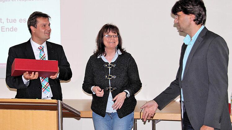 Oliver Wirthmann (links), Geschäftsführer des Kuratoriums Deutsche Bestattungskultur e.V., sprach im Münnerstädter Bestatter-Zentrum über den Wandel der Bestattungskultur. In der Mitte Ute Schmidt, Vorsitzende der Frauengruppe des Verbandes für landwirtschaftliche Fachbildung im Kreis Rhön-Grabfeld, rechts der Kreisvorsitzende Ludwig Geis. Foto: Dieter Britz