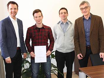 Bürgermeister Andreas Hügerich (l.) und die Kollegen freuen sich über die gute Leistung von Andreas Schönwald, der den Meisterpreis der Bayerischen Staatsregierung erhielt. Mit im Bild (v.r.) Hauptamtsleiter Manfred Diller und Peter Zillig (Leiter der Personalverwaltung). Foto: Popp
