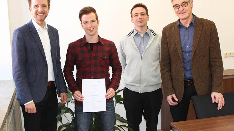 Bürgermeister Andreas Hügerich (l.) und die Kollegen freuen sich über die gute Leistung von Andreas Schönwald, der den Meisterpreis der Bayerischen Staatsregierung erhielt. Mit im Bild (v.r.) Hauptamtsleiter Manfred Diller und Peter Zillig (Leiter der Personalverwaltung). Foto: Popp