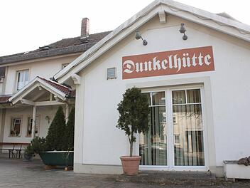 Das Gasthaus Brückner in Obersdorf wird seit Generationen "Dunkelhütte" genannt. Auch am neuen Anstrich findet sich der alte Name.