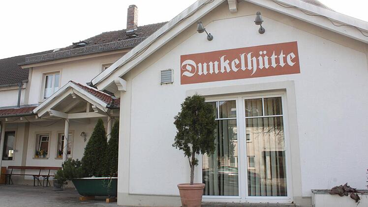 Das Gasthaus Brückner in Obersdorf wird seit Generationen "Dunkelhütte" genannt. Auch am neuen Anstrich findet sich der alte Name.