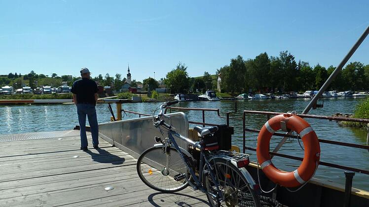 Sommer, Sonne und eine Fahrt mit der Fähre - Mainstockheim erwartet den Radfahrer. Foto: Matthias Litzlfelder