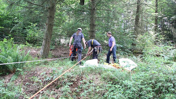 Seil und Flaschenzug wurden an einem starken Baum gefestigt.  Foto: Friedwald Schedel