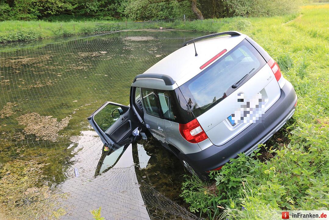 Auto stürzt bei Wannbach in Forellenteich