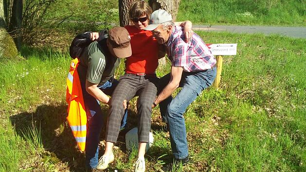 Pfarrerin Katharina Eberlein-Braun von den Geschworenen Willi Kessler und G&uuml;nter Schneider gestaucht.  Foto: privat
