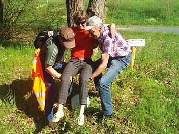 Pfarrerin Katharina Eberlein-Braun von den Geschworenen Willi Kessler und G&uuml;nter Schneider gestaucht.  Foto: privat