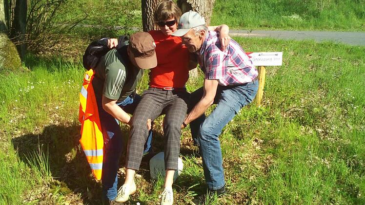 Pfarrerin Katharina Eberlein-Braun von den Geschworenen Willi Kessler und G&uuml;nter Schneider gestaucht.  Foto: privat