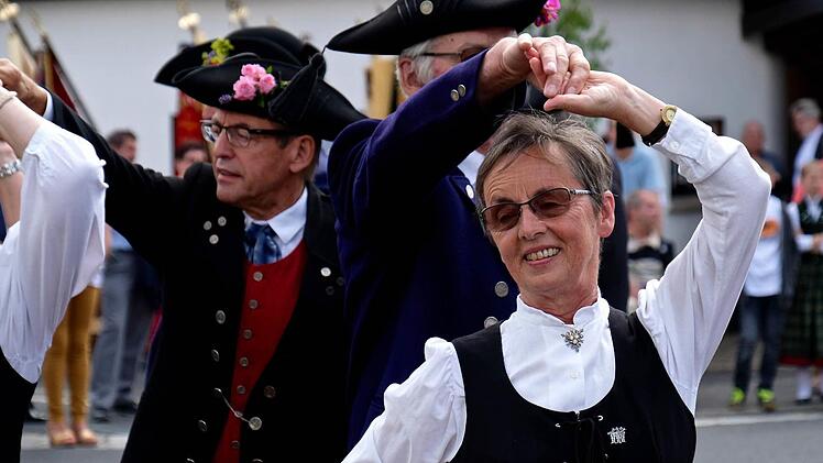 Zusammen getanzt hatten die Volkstänzer aus Frankenbrunn und Oberthulba in ihren original fränkischen Trachten. Foto: Gerd Schaar