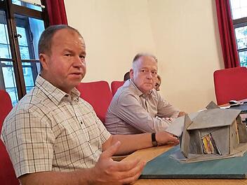 Der Gesamtleiter von Maria Bildhausen, Rainer Waldvogel (links), hatte ein Modell der Gedenkstätte in den Bauausschuss mitgebracht und erläuterte das Bauvorhaben. Foto: Heike Beudert