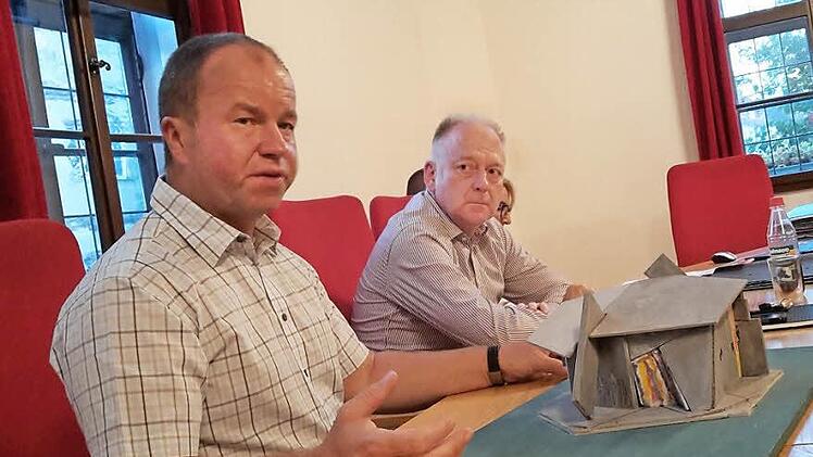 Der Gesamtleiter von Maria Bildhausen, Rainer Waldvogel (links), hatte ein Modell der Gedenkstätte in den Bauausschuss mitgebracht und erläuterte das Bauvorhaben. Foto: Heike Beudert