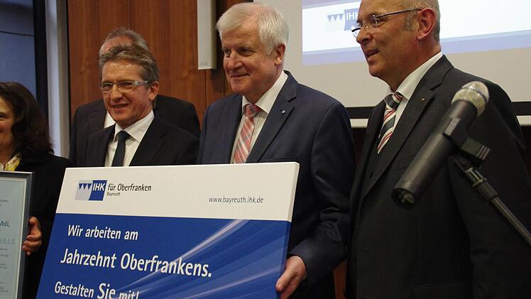 Ministerpräsident Horst Seehofer wurde in Steinbach am Wald von der IHK für Oberfranken geehrt. Foto: Marco Meißner