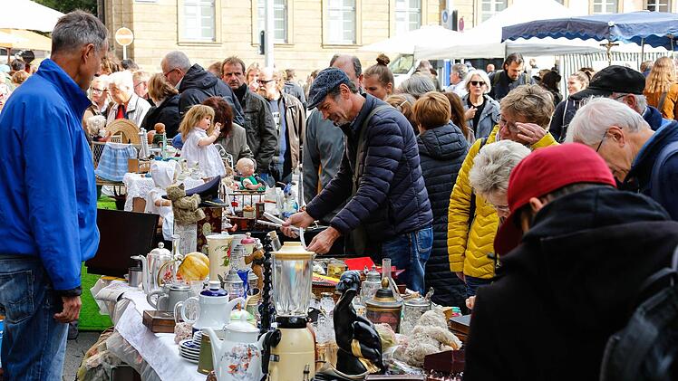Beim Bamberger Antikmarkt kamen Liebhaber schöner alter Dinge voll auf ihre kosten. Foto: Matthias Hoch