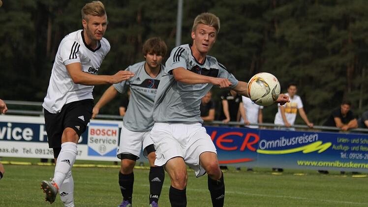 Matthias Werner (li.), hier noch im Trikot der DJK Weingarts, verstärkt zur kommenden Saison den Ligarivalen TSV Neunkirchen als spielender Co-Trainer von Joachim Müller. Foto: anpfiff.info