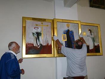 Unter der Regie von Erhard Schütze (links) hängte Harald Jäger die Bilder wieder an ihren angestammten Platz. Fotos: Marion Krüger-Hundrup