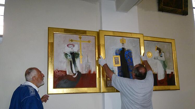 Unter der Regie von Erhard Schütze (links) hängte Harald Jäger die Bilder wieder an ihren angestammten Platz. Fotos: Marion Krüger-Hundrup