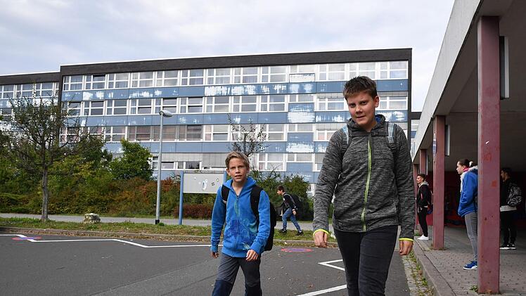 Auch die Schüler freuen sich über die Aussichten, dass die Blaue Schule bald saniert werden soll. Foto: Ronald Rinklef