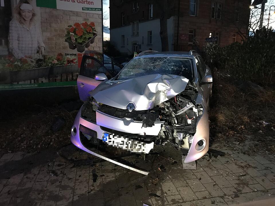 Auto überschlägt sich: Verletzter bei Unfall in Bayreuth