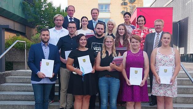 Das berufliche Schulzentrum Kronach zeichnete seine besten Schüleraus. Das Bild zeigt sie mit Vertretern der Schulleitung sowie Ehrengästen.Heike Schülein