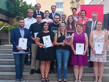 Das berufliche Schulzentrum Kronach zeichnete seine besten Schüleraus. Das Bild zeigt sie mit Vertretern der Schulleitung sowie Ehrengästen.Heike Schülein