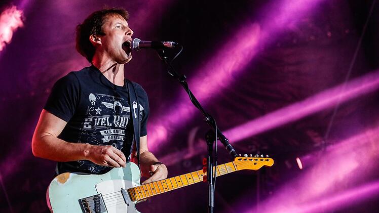 Umjubeltes Konzert: James Blunt begeisterte 6000 Besucher auf dem Coburger Schlossplatz.  Foto: Matthias Hoch