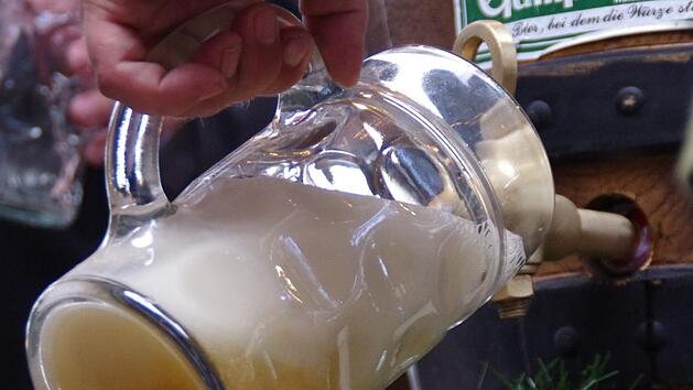 Seit Donnerstag flie&szlig;t in Kronach das Festbier. Foto: Marco Mei&szlig;ner