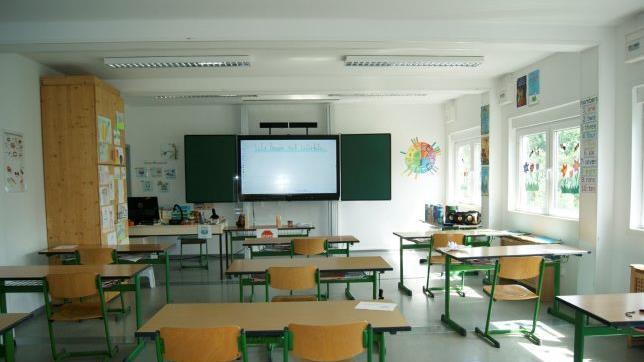 Am Dienstag füllen sich die Klassenzimmer wieder. "Es wird auch in diesem Schuljahr vor jeder Klasse ein Lehrer stehen", sagt Schulamtsdirektorin Stefanie Mayr-Leidnecker. Foto: Corinna Tübel/Archiv