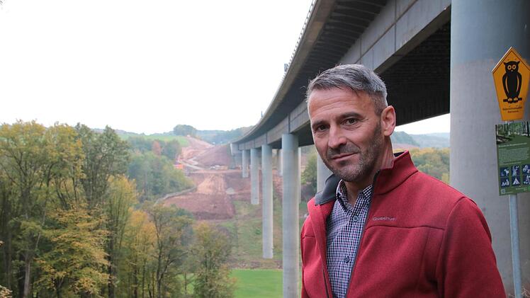Seit kurzem laufen die Bauarbeiten zur Erneuerung der Autobahnbrücke übers Thulbatal.  Foto: Ralf Ruppert