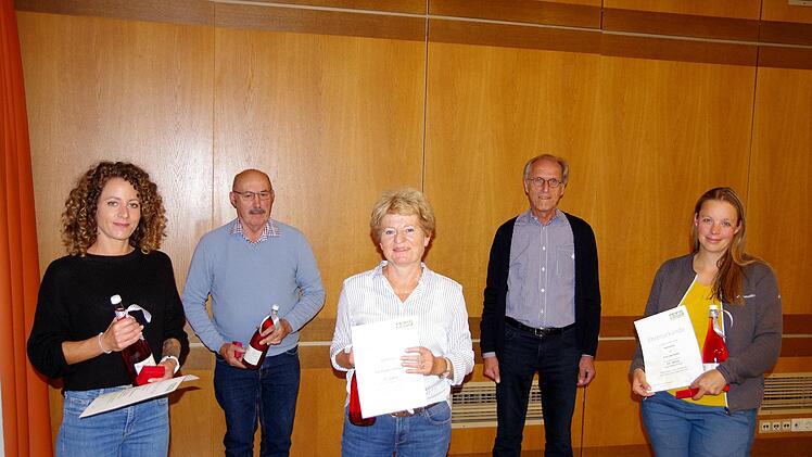 Kathrin Lehenbauer (von links), Werner Suckfüll, Brigitte Lehenbauer und Lisa Fiedler wurden für 25 Jahre Mitgliedschaft von Artur Zoll (zweiter von rechts) geehrt.
