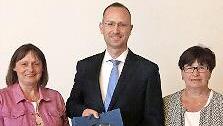 Kreisbäuerin Edeltraud Häusler (li.) und ihre Vertreterin Helene Greubel (re.) dankten Dr. Jan Kikec für seinen Vortrag.