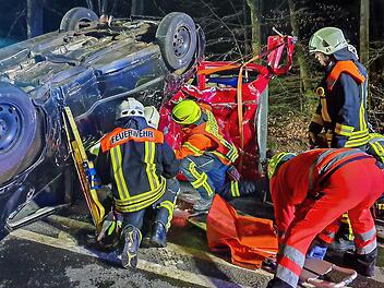 Geübt: Oberste Priorität galt nach dem fiktiven Auffahrunfall der Rettung der verletzten Personen.