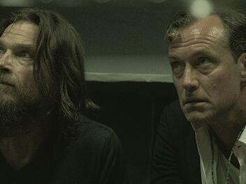 Egal, was sie versuchen: Die Brüder Vince (Jason Bateman, links) und Jake (Jude Law) können ihren Selbstzerstörungsmodus einfach nicht abschalten.