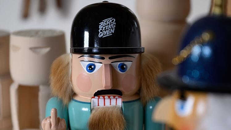 Erzgebirgischer Nussknacker zeigt Billig-Kopie den Finger