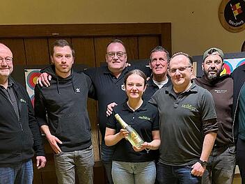 Bei der Siegerehrung: 1.Sch&uuml;tzenmeister Klaus Br&uuml;ckner, Andreas Petsch, J&uuml;rgen Lieb, Ewald Baumeister, Roland Kraus, Kilian Trabert, Emily M&uuml;ller und Sportleiter Patrick Lumpe.