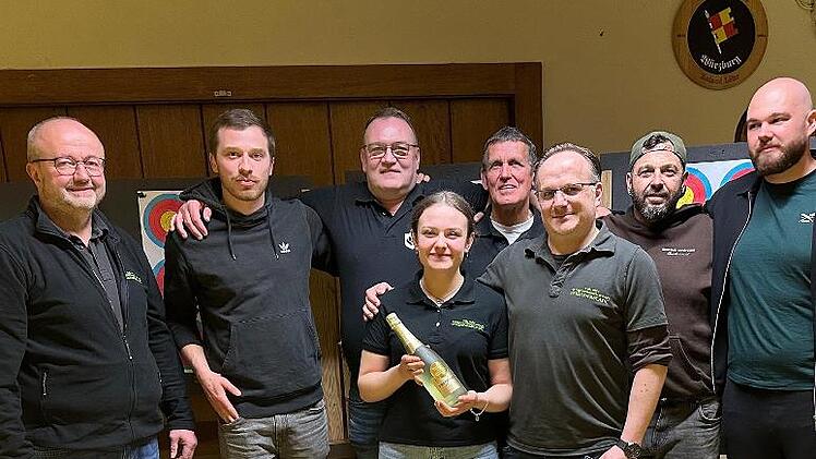 Bei der Siegerehrung: 1.Sch&uuml;tzenmeister Klaus Br&uuml;ckner, Andreas Petsch, J&uuml;rgen Lieb, Ewald Baumeister, Roland Kraus, Kilian Trabert, Emily M&uuml;ller und Sportleiter Patrick Lumpe.