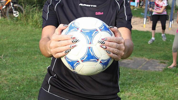 "Krallen" ausgefahren. Silke Leibold, die Torschützin zum 2:0. Fotos: Kestel