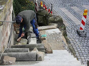 Gerhard Schneider saniert die Treppe zwischen Schwedenstraße und Bamberger Tor.  Foto: Schedel