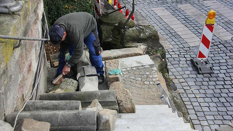 Gerhard Schneider saniert die Treppe zwischen Schwedenstraße und Bamberger Tor.  Foto: Schedel