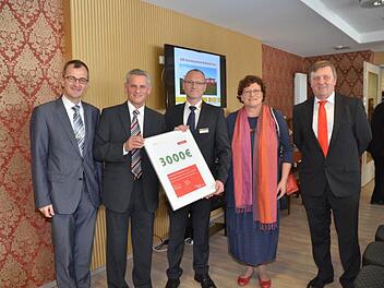 Geldsegen gab es von der Sparkasse Kulmbach- Kronach mit einem Scheck über 3000 Euro. Von links Harry Weiß (Vorstandsmitglied, Sparkasse Kulmbach- Kronach), Landrat Oswald Marr Thomas Scholz, Christa Steiger und Franz Peter Hofmann Firmenkundenberater Sparkasse Kulmbach-Kronach).Fotos: K.-H. Hofmann