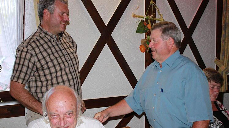 Für Bürgermeister Jürgen Hennemann (links) wird Horst Arneth weiterhin der wichtigste Ansprecher sein, wenn es um die Belange der Eberner Stadtteile Welkendorf und Gemünd geht.  Foto: Katharina Becht
