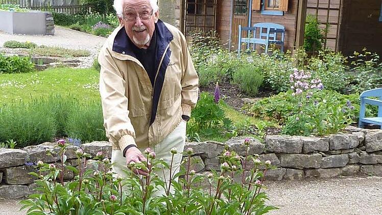 Der ehemalige Vorsitzende des Gartenbaukreisverbandes Kronach, Peter Cembrowicz, wird am Fronleichnamstag 85 Jahre alt. Besonders wohl fühlt er sich im Kronacher Kreislehrgarten.  Foto: Gerd Fleischmann