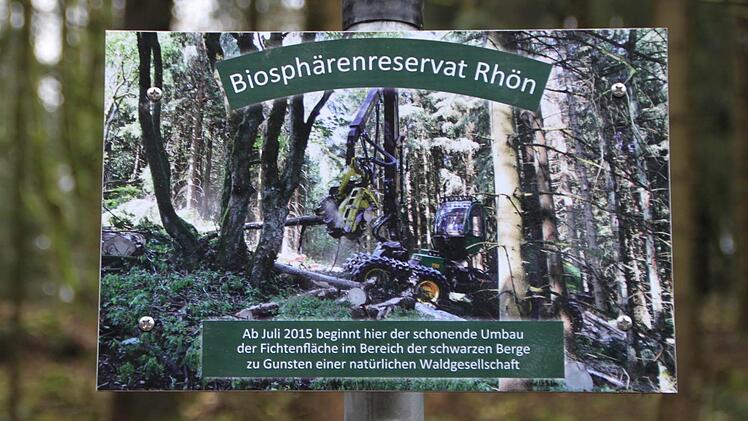 Schilder informieren Wanderer über die Geschichte des Waldes. Foto: Ulrike Müller