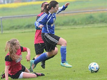 Der TSV Brand (rosa Trikots) setzte sich in der BOL mit 4:1 gegen H&uuml;ttenbach durch.  Foto: herzopress