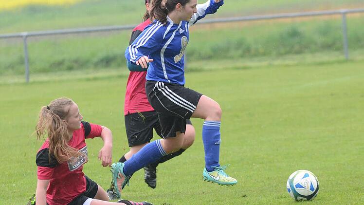 Der TSV Brand (rosa Trikots) setzte sich in der BOL mit 4:1 gegen H&uuml;ttenbach durch.  Foto: herzopress